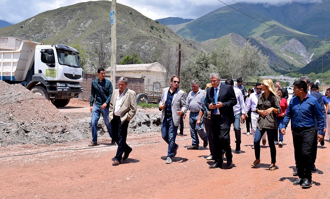 El Vocal Técnico del IVUJ2c Jose Luis Paiquez junto al Gobernador recorriendo las obras en ejecución