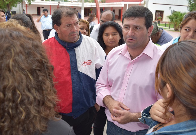 140317 Santiago Jubert Vocal Social de IVUJ atiende consultas durante el sorteo