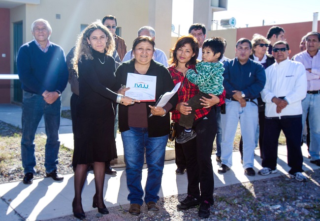 270417 La Vocal Técnica Mariana Franco haciendo entrega de las carpetas a las familias 4