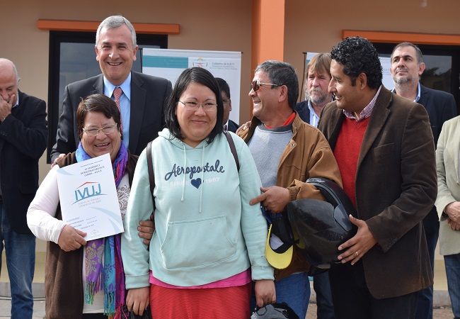140717 El IVUJ entregó viviendas en El Carmen 2 4 web