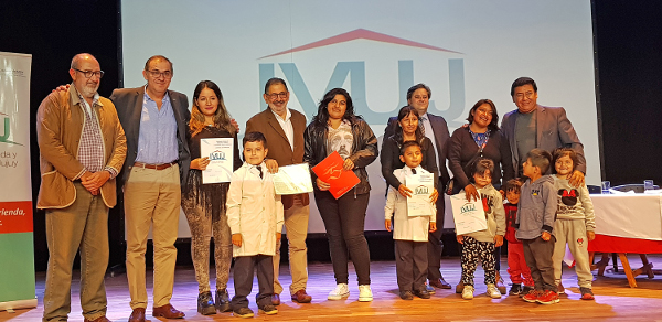 El Directorio del IVUJ junto al Intendente Jorge entregando nuevas Escrituras