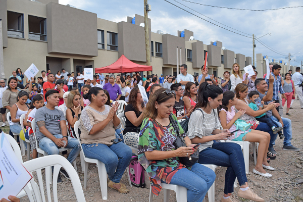 La felicidad de las familias en una nueva entrega de viviendas