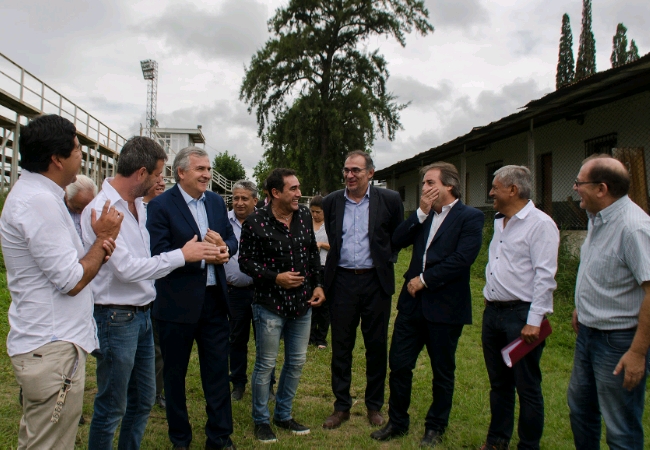 150319 1. Funcionarios del IVUJ junto al Gobernador visitan el Club AHZ en Palpalá crop 650x450