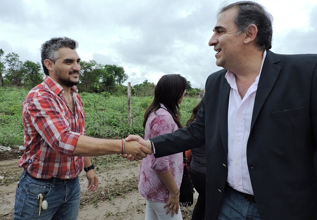 011216 Walter Morales Presidente del IVUJ con las familias en Fraile Pintado