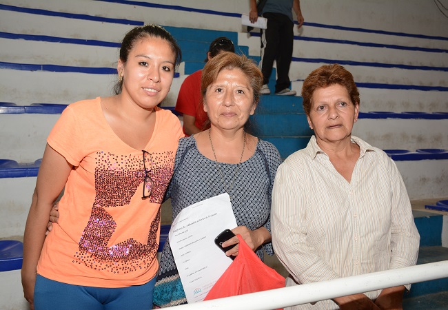 201216 Alemán y su familia con la esperanza de ser adjudicataria de su vivienda