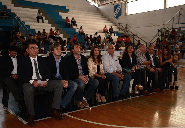 201216 Autoridades durante el acto de apertura para el sorteo de viviendas