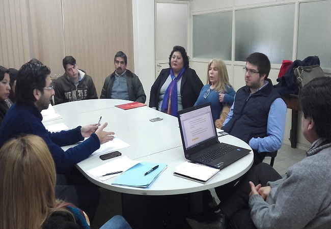 3.Personal de IVUJ trabajando en revisión de procesos internos reducida