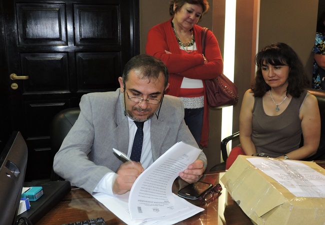 1.251016 Morales Pte. del IVUj firma el acta donde detallan oferentes ok