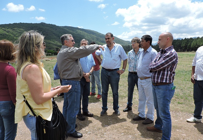 3.El Fuerte Mtro Gobierno Pte. IVUJ Comisionado Salba Vocales Comunales y técnicos de IVUJ evaluando terrenos ok
