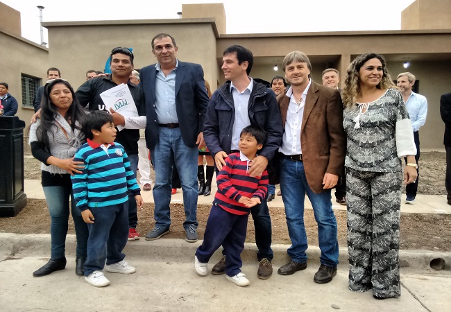 3.AComedero Directorio IVUJ y Subse de Vivienda Nación entregan carpeta y llave ok