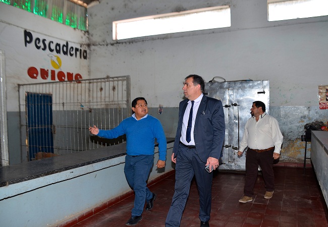 3.Morales e Ibarra recorren el Mercado Municipal de Monterrico ok