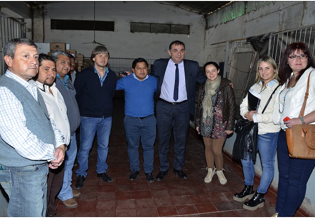 4.Morales Brajcich Ibarra y equipos en la recorrida del Mercado Municipal de Monterrico ok